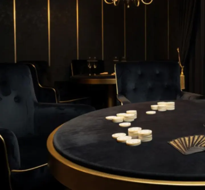 Prywatny stół pokerowy przygotowany na wieczorny event
